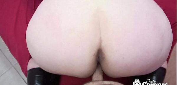  BBW Sits Her Phat White Ass On A Hard Dick